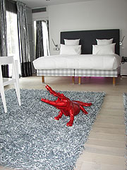 ein rotes Korokodil wartet auf den Gast des XXL Terrace Rooms (Foto:Marikka-Laila Maisel)